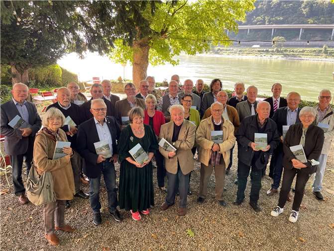 Die Autoren und das Redaktionsteam des Heimatjahrbuchsbei der Vorstellung der 2022-er Auflage in Leutesdorf. Quelle: Kreisverwaltung