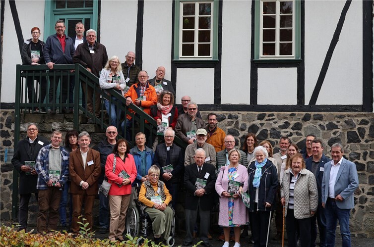 Die Autorenschaft sowie aktuelle und ehemalige Mitglieder des Redaktionsausschusses stellten die „Wäller Heimat“ vor. Foto: Kreisverwaltung / Carolin Faller