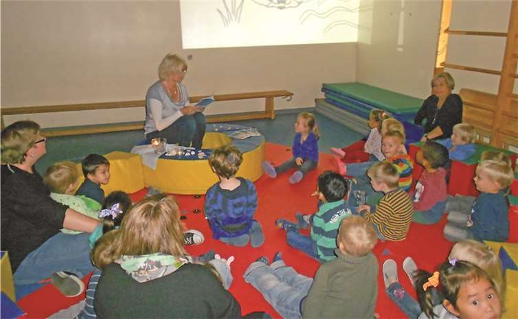 Die Autorin Carola Huber konnte die Kinder der Kindertagesstätte St. Johhannes Nepomuk mit ihren Geschichte schnell in ihren Bann ziehen. privat