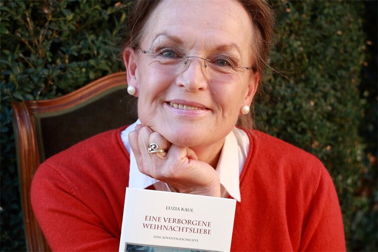 Die Autorin Luzia Kaul aus Hannebach liest aus ihrer neuesten Kurzgeschichte „Eine verborgene Weihnachtsliebe“.