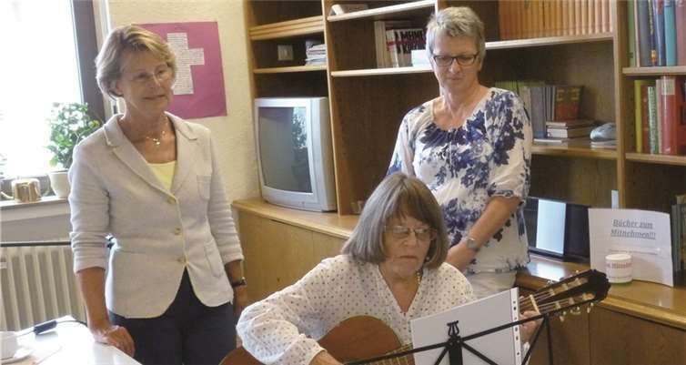 Die Autorin Marlies Eifert nahm auf ihrer mit eigenem Gitarrenspiel umrahmten Lesung die Zuhörer mit auf Reisen in verschiedene zeitien. privat