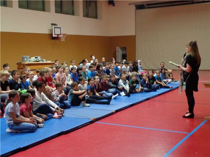 Die Autorin Rebecca Elbs gab eine Lesung in der Sporthalle.  Fotos: privat