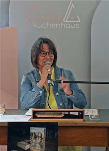 Die Autorin Regine Brühl bei der Vorstellung ihres aktuellen Romans in Lucis Kuchenhaus. Fotos: Hans-Peter Kranz