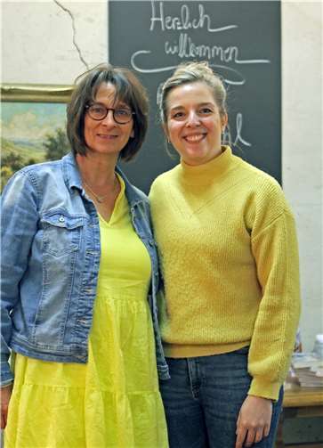 Die Autorin Regine Brühl (li.) und Lucia Kranz, die Initiatorin der Reihe „Kultur im Kuchenhaus“.