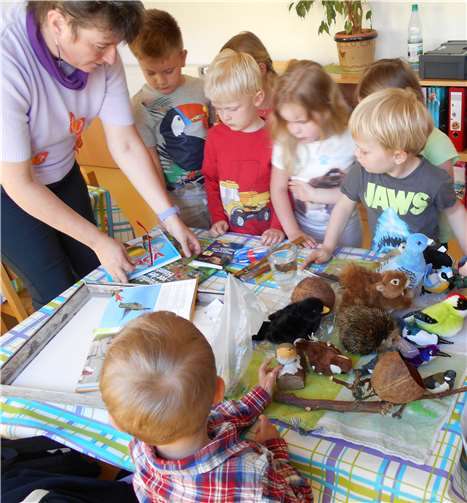 Die Autorin Sabine Kroth brachte den Kindern ihr Buch "Das Kolibri-Rotkehlchen und die Kokosnuss" zum Vorlesetag mit. Privat