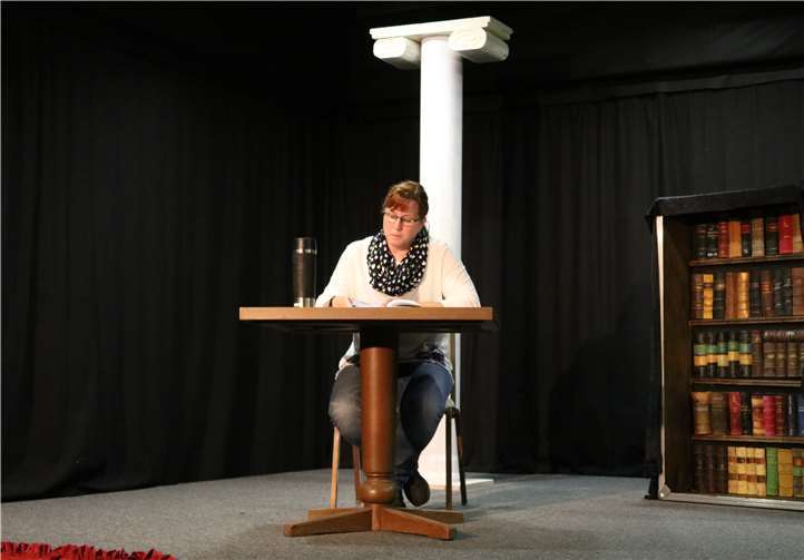 Die Autorin Ulrike Puderbach las Auszüge aus dem Roman und die Zwischentexte für die Hörspielszenen. Foto: privat