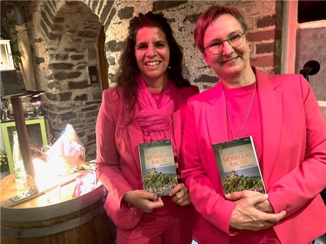 Die Autorinnen Carolin Gilbaya und Ulrike Platten-Wirtz stellten ihren ersten Cochemer Krimi unter dem Titel „Mosellas Rache“ vor. Foto: TE