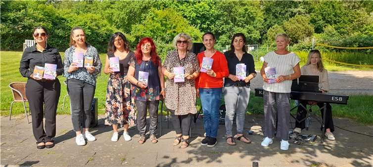 Die Autorinnen erhielten ein Buch als Geschenk.  Foto: privat