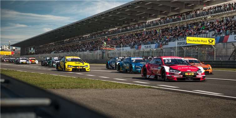 Die Autos rasen durch die Nordschleife. Hier eine Rennszene zum DTM-Rennen von 2018 am Nürburgring. Foto: Christian Hahn / imagetrust