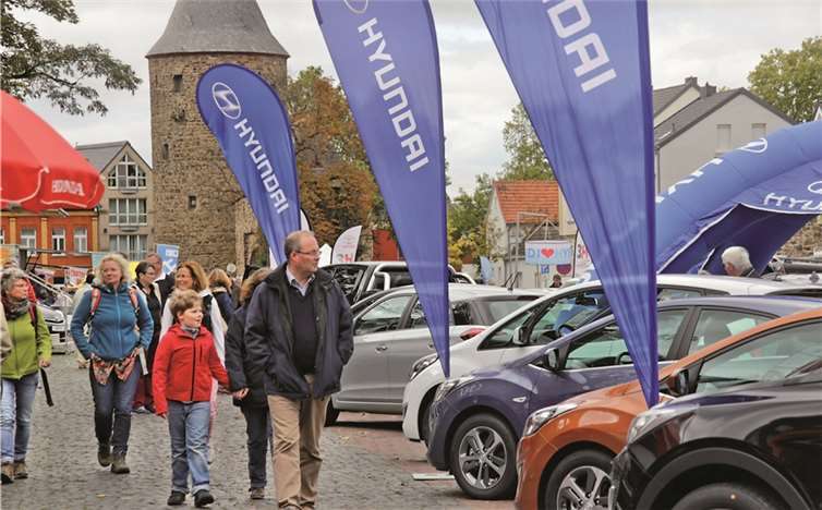 Die Autoschau bot sich auch für einen gemütlichen Familienausflug an.