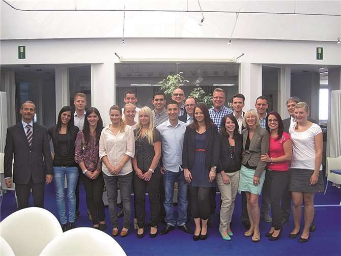 Die Azubis der LöhrGruppe haben die Ausbildung zum Automobilkaufmann/frau bestanden.privat