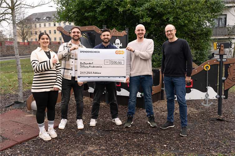 Die Azubis der evm-Gruppe haben gesammelt: Insgesamt 500 Euro konnten (v.l.) Dilara Basibüyük, Nico Sartorius, Sebastian Kretz und Esra Schramm von der evm an Roman Klein, Vorstandsvorsitzender der STIFTUNG KINDERSEELE, überreichen.  Foto: Niklas Oster/evm