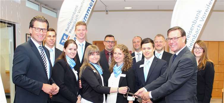 Die Azubis haben die Schlüssel in der Filiale Kuchenheim der Raiffeisenbank Rheinbach Voreifel eG übernommen. privat