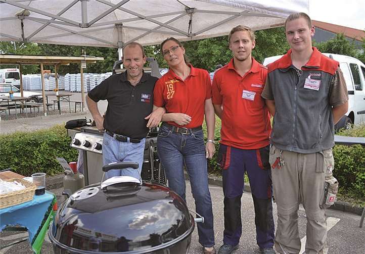 Die Azubis und die Gartenfachkraft mit Fernsehkoch Ralf Meuser an den Weber-Grills.