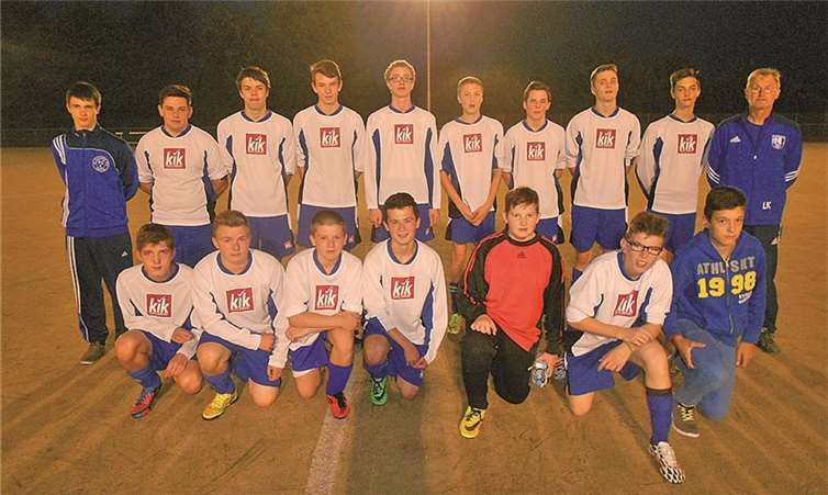 Die B 9-Junioren der JSG Ochtendung/Saffig vor ihrem ersten Punktspieleinsatz. Stehend, v. l.: Trainer Tobias Zilligen, Jonas Herrmann, Johannes Schmidt, Ulli Hastenteufel, Marius Doll, Justin Gögge, Christopher Kuss, Johannes Göderz, Dominik Freitag, Trainer Lothar Kalter; vorne, v. l.: Sebastian Fuhrmann, Pascal Görg, Drin Kikolli, Nico Fuchs, Lukas Liesenfeld, Matthias Schäfer und Marco Kerschnitzki, es fehlt: Sören Schlich.Privat