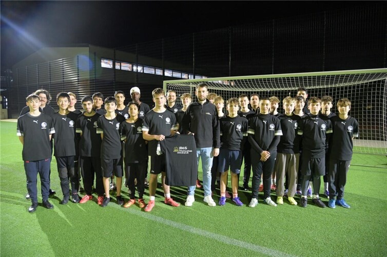 Die B-Jugend der JSG Bachem/Walporzheim durfte sich über neue Trainingsshirts freuen. Foto: privat
