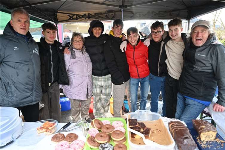 Die B-Jugend der JSG Vulkaneifel war als Waffelbäcker und Kuchenverkäufer am Start.