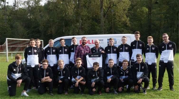 Die B-Jugend der SG Ahrtal bedankte sich für die neuen Trainingsanzüge von der Poll Massivhaus GmbH Dümpelfeld.privat