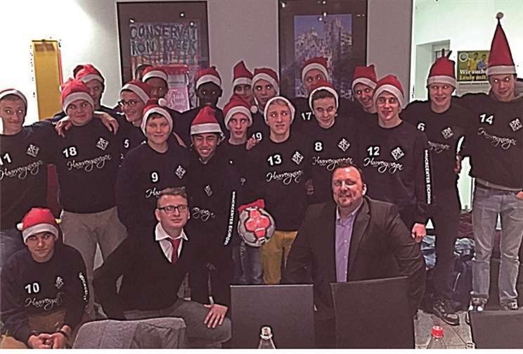 Die B-Jugend des 1. FC Rheinbach wurde nun mit neuen Sweatshirts ausgestattet. privat