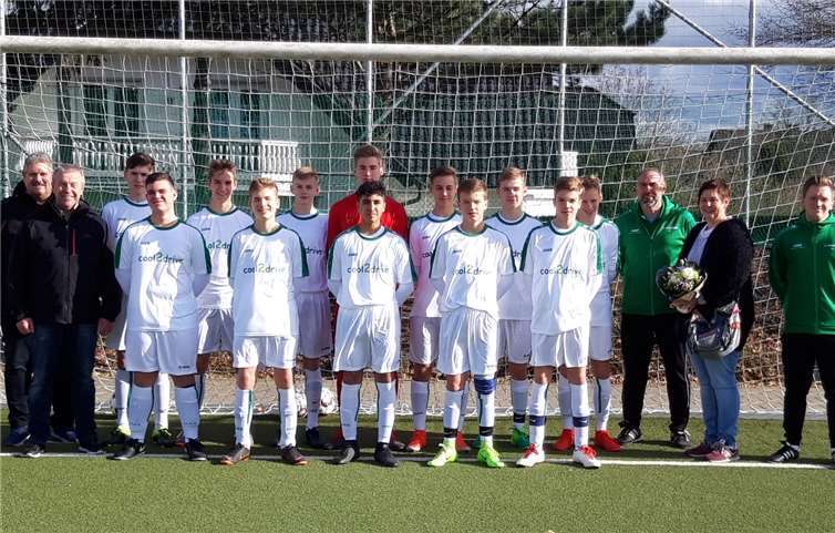 Die B-Jugend des SV Wormersdorf mit neuen Trikots.Foto: privat