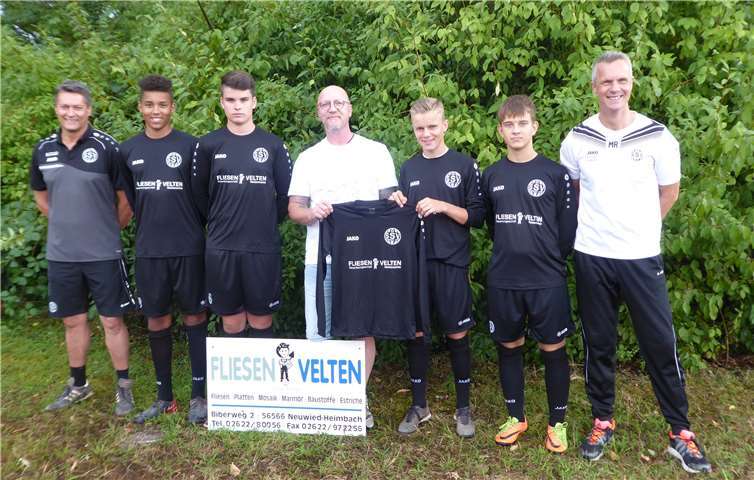 Die B-Jugend freut sich ab jetzt die neuen Trikots tragen zu können. Privat