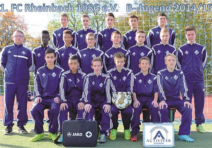 Die B-Jugend freut sich über neue Trainingsanzüge. privat