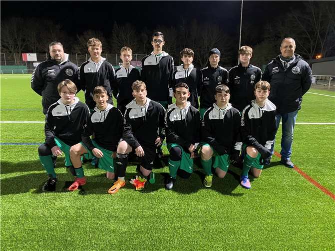 Die B-Jugend in den neuen Kapuzenjacken. Quelle: JSG Vulkaneifel