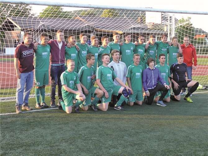 Die B-Jugend mit dem Trainerteam der JSG Brohltal konnte sich zum Saisonende über den Aufstieg freuen.privat