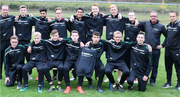 Die B-Jugendlichen der JSG Adenau präsentieren sich im neuen Outfit.Foto: privat