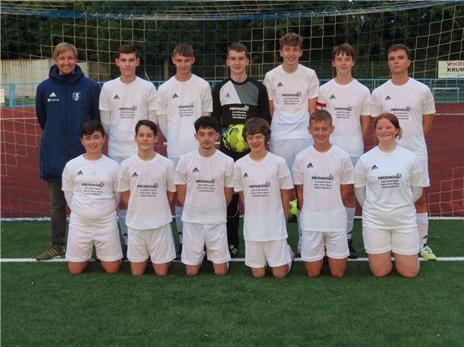 Die B-Junioren-Elf des SV Ochtendung, obere Reihe von links: Trainer Martin Schleich, Sebastian Zwick, Julian Schneider, Jeffren Huber, Nicklas Stephan, Kapitän Nils Grabsch, Tom-Luca Schmitt; untere Reihe von links: Friedrich Forker, Leon Ahlhorn, Abdallah Salaho, Arvid Ruppert, Moritz Hoos, Paula Grabosch. Es fehlen: Annalena Becker, Nico Hanrath, Oliver Wahl, Baraa Meri, Hoang-Anh Nguyen.Foto: privat