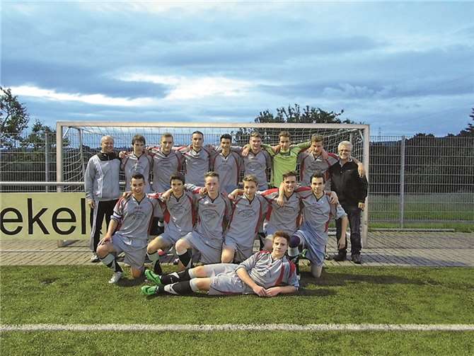 Die B-Junioren der JSG Buchholz (stehend von links): Trainer Norbert Wetzstein, Lorenz Gockeln, Yannick Wermann, Manuel Kuhn, Yannik Warm, Robin Thillmann, Lucas Rennau, Jonas Krautkrämer, Trainer Gerhard Wagner. Knieend von links: Christian Staaden, Felix Liesenfeld, Jörn Viebranz, Konstantin Aatz, Nils Wetzstein, Linus Münzel. Liegend: Maximilian Zerwas.privat