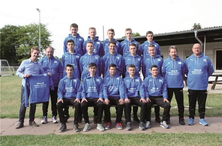 Die B-Junioren des SC Villip in ihren neuen Trainingsanzügen.privat