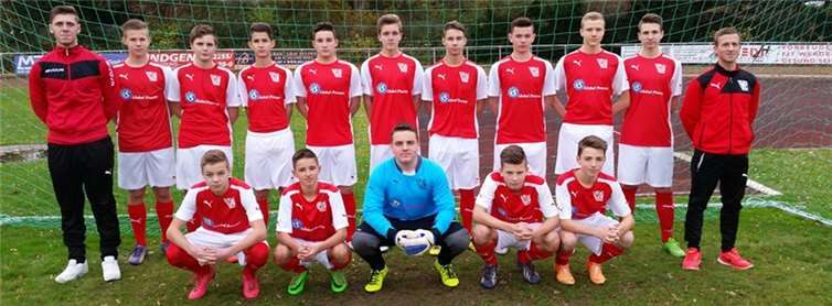 Die B-Junioren des VfL Rheinbach, in den letzten fünf Spielen ungeschlagen blieben, in ihren neuen Trikots.Privat