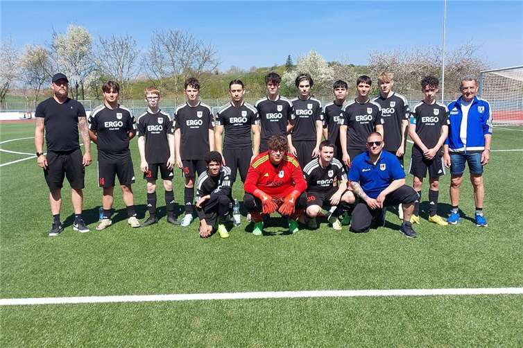 Die B-Junioren konnten zuletzt zwei Siege in Folge einfahren. Gegen den SV Berg/Freisheim standen im Aufgebot: Trainer Tristan Grünewald, Antonios Koutalas, Nico Schopp, Kai Bechtold, Barra Meri, Leon Alhorn, Djabrill Aliev, Julius Talic, Dndrit Morina, Robin Siemsen, Elias Steiert, Co-Trainer Siegfrtried Heumann, vorne: Mustafa Al-Aqili, Felix Flöck, Elvis Weiland und Co-Trainer Christian Kohns.  Foto: Lothar Kalter