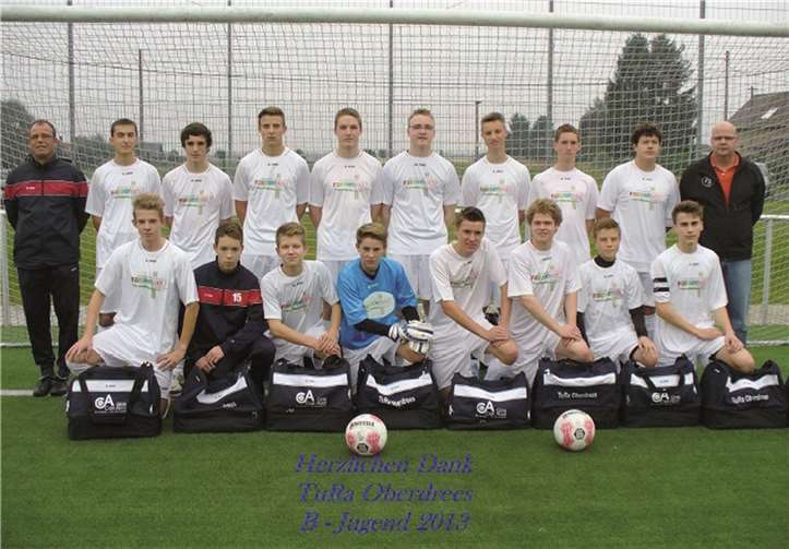 Die B-Junioren mit ihren neuen Sporttaschen und Bällen. privat