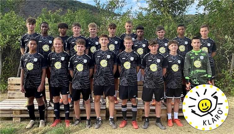 Die B-Junioren tragen das Logo der „Klasse 2000“ auf ihren neuen Trikots. Quelle: JSG Moseltal