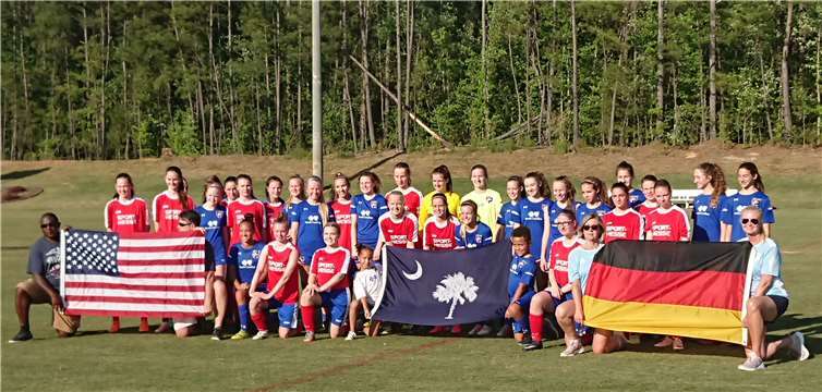Die B-Juniorinnen der MSG Montabaur-Ahrbach verbrachten zwei Wochen in Gastfamilien der Mannschaft des South Carolina United FC in der Hauptstadt des Bundesstaats inklusive zwei Tage am Atlantikstrand. Zum „großen Erlebnis“ gehörte auch das Spiel um den „Sir-Alfred-Müllers Cup“, benannt nach dem Begründer des seit 2003 bestehenden Austauschs. Zwar gewann die Gastgeber-Mannschaft das Spiel mit 3:0, weit mehr jedoch bestimmten friendship und fair-play das Spiel.Foto: privat