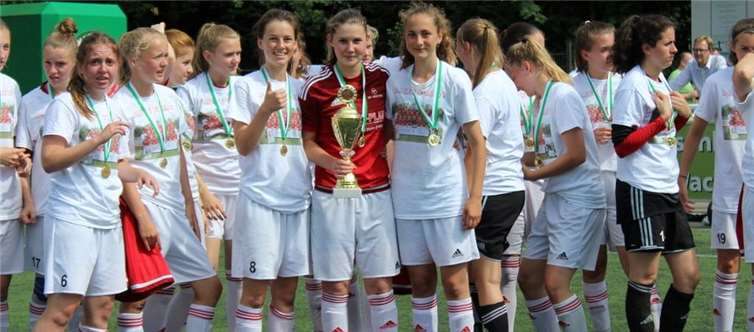 Die B-Juniorinnen holten den Kreispokal.privat