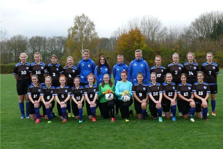 Die B-Mädchen des SV Wienau wollen in die Bundesliga: Hintere Reihe v.li. Sophie Klein, Amelie Prie, Lena Nicodemus, Kim Solbach, Robin Solbach, Luisa Vital, Rüdiger Schmidt, Frank Muscheid, Anna Komorek, Talea Sahm, Lea Lipinski, Finja Fettelschoß. Vordere Reihe v.li. Kelly Penner, Kim Schumann, Lisa Kiefer, Jana Schmidt, Lena Kiefer, Marie Müller, Nina Gebauer, Lana Stjepanovic, Joelina Noll, Zuzanna Czyz, Melia Kemling, Fina Dasbach.. Quelle: SV Wienau e.V.