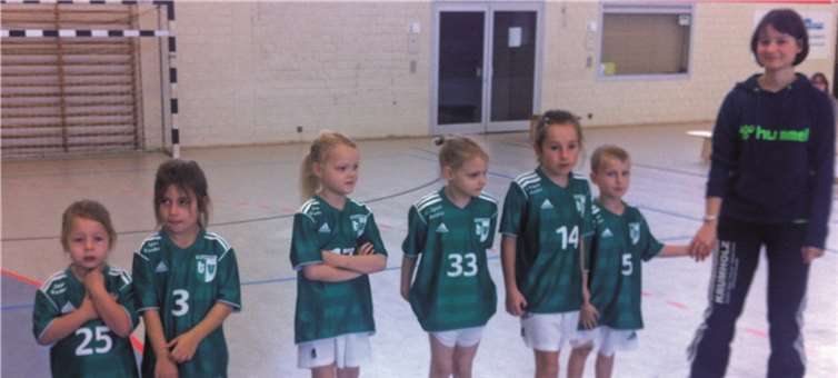 Die B-Minis des TV Bassenheim mit den Super-Minis Lennart und Helena jeweils außen. Angelina Kohlrausch,re., betreut seit Jahren fürsorglich die Mannschaft.privat