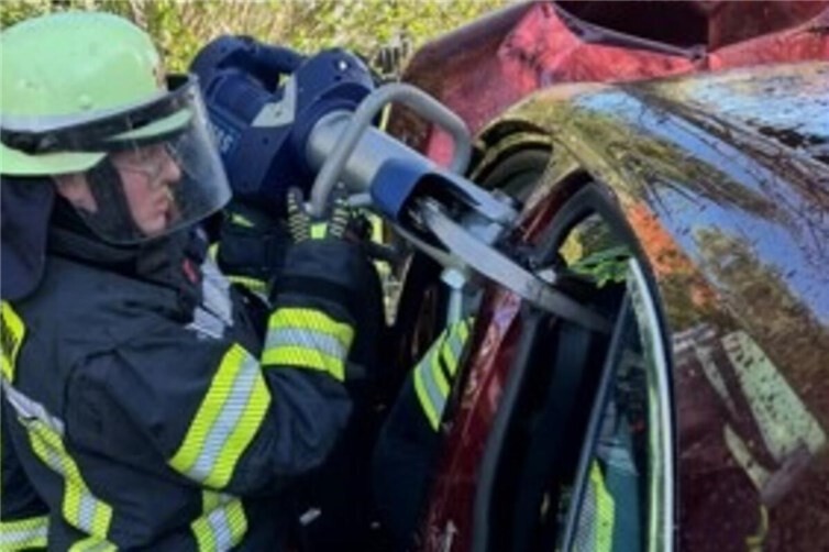 Die B- Säule des Fahrzeugs wird für die med. Rettung mit dem hydraulischen Schneidgerät entfernt.