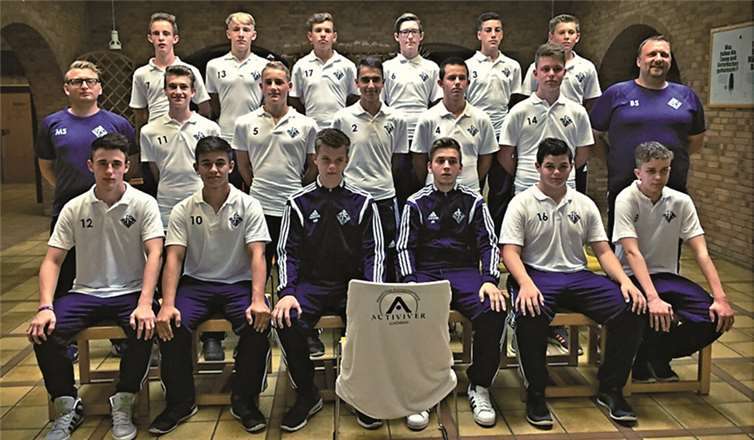 Die B1–Jugend des 1. FC Rheinbach in ihren neuen Trikots.privat