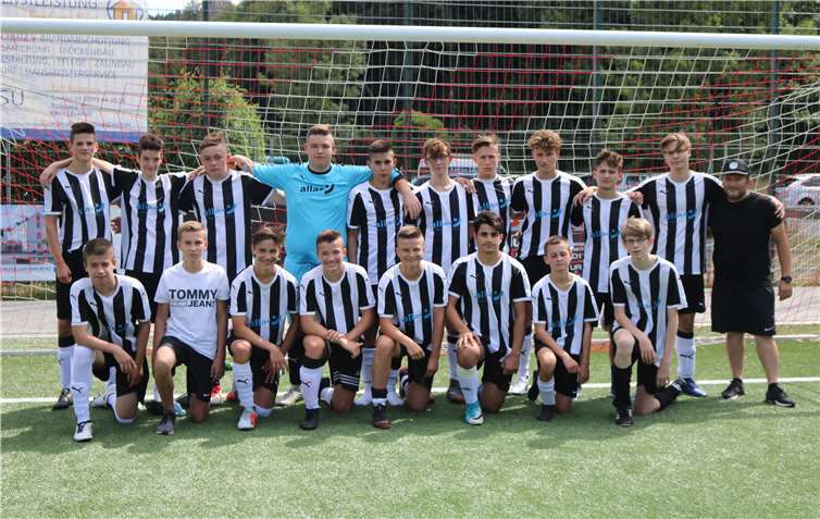 Die B1-Junioren des SC Bendorf-Sayn in der Saison 2018/19: stehend v.l.: Janik Thomas, Timon Roth, Linus Rosenbaum, Tobi Boczkowski, Nabil Osmani, Niklas Splettstößer, Luke Hoppen, Claas Witzsch, Anil Zengin, Michael Müller, Trainer Charly Zengin. Knieend v.l.: Ahmet Bulut, Moritz Schade, Alexander Schmidt, Eric Braun, Daniel Pauss, Mehmet Kekec, Maikel Schaufler, Tim Axmann. privat