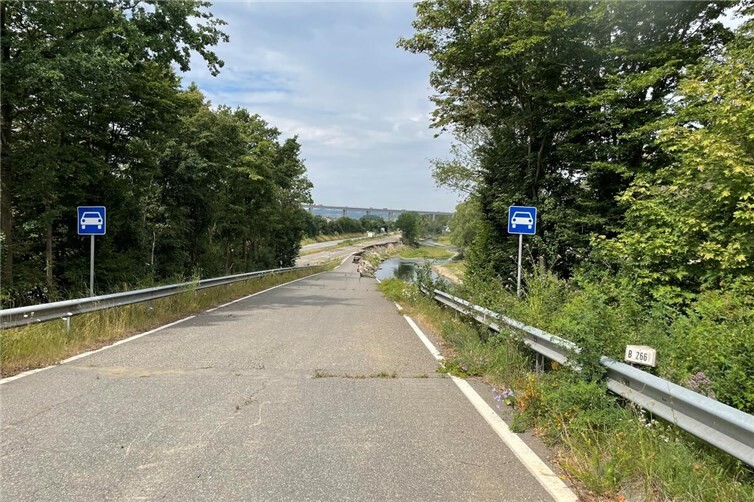 Umfrage: Auf wie vielen Spuren sollte die B 266 zukünftig verlaufen? Die B266 ein Jahr nach der Flut. Foto: ROB