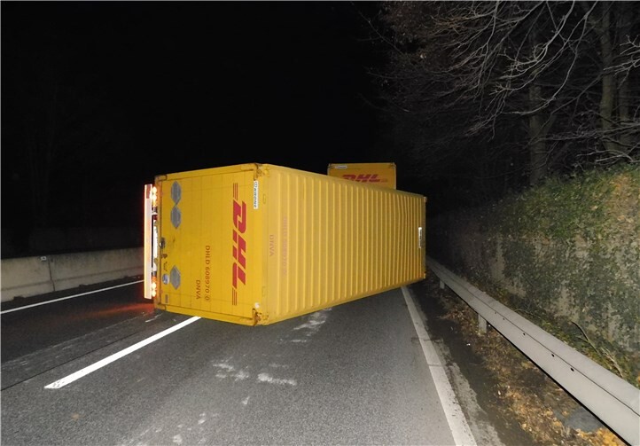 Die B42 musste aufgrund der Bergungsarbeiten mehrere Stunden voll gesperrt werden. Polizei