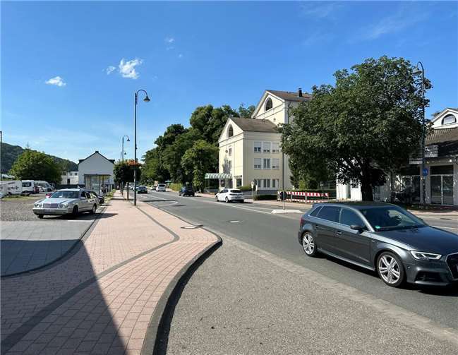 Die B9 führt mitten durch die Stadt Bad Breisig.  Foto: ROB