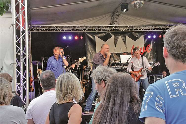 Die BAP-Cover-Band MAM verbreitete ordentlich Stimmung bei den zahlreich erschienenen Gästen im Innenhof der Ideenwerkstatt. 