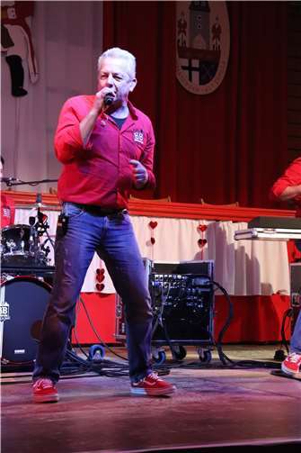 Die BB Kapell‘ um Frontsänger Peter Jüngling heizte dem Publikum mit echten Kölschen Tön von Willi Millowitsch und Hans Süper bis hin zu Kasalla und Brings ordentlich ein.