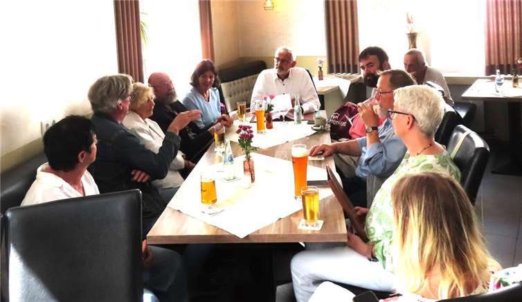 Die BI Rübenach im Gespräch mit Ernst Knopp. Foto: Gunnar Römer