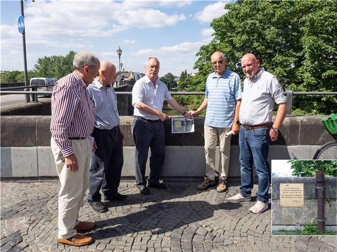 Die BI „Unsere Altstadt“ am Standort der kurfürstlichen Wasserleitung an der Balduinbrücke.  Foto: Hermann Schaefer